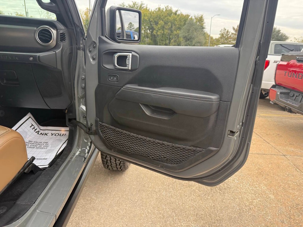 Jeep Wrangler Vehicle Full-screen Gallery Image 11