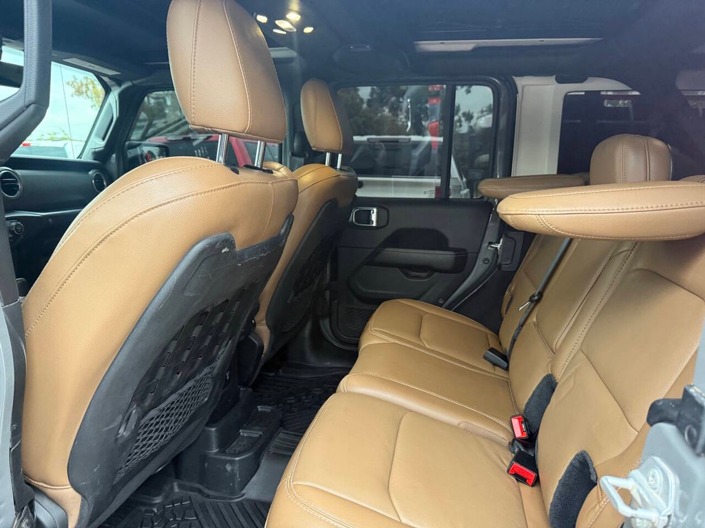 Jeep Wrangler Vehicle Full-screen Gallery Image 12