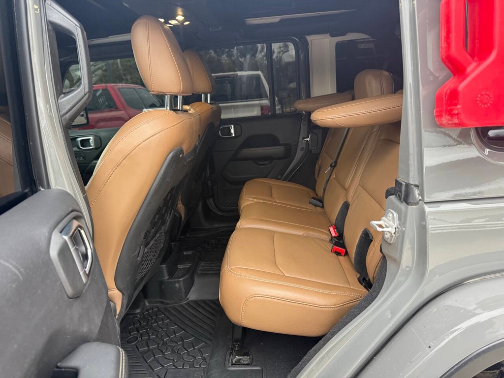 Jeep Wrangler Vehicle Full-screen Gallery Image 13