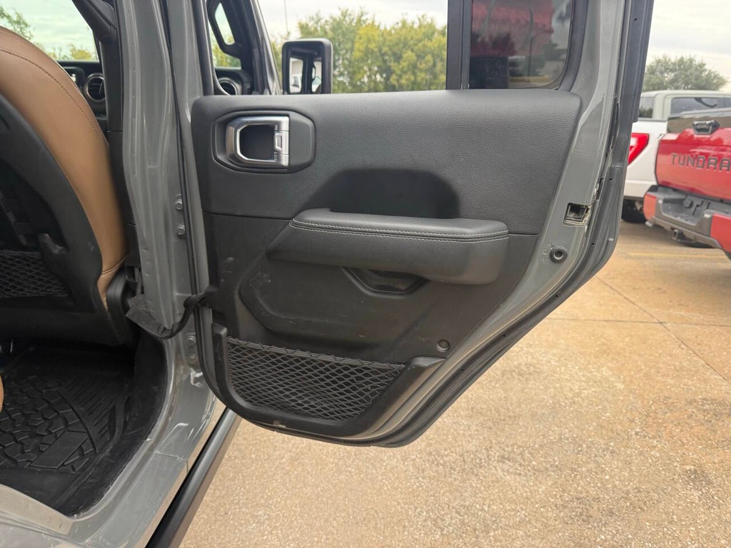 Jeep Wrangler Vehicle Full-screen Gallery Image 16