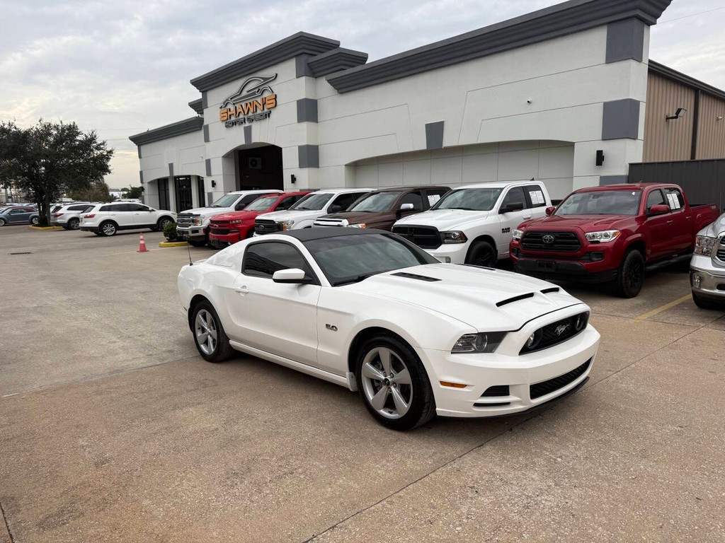 Ford Mustang Vehicle Full-screen Gallery Image 02
