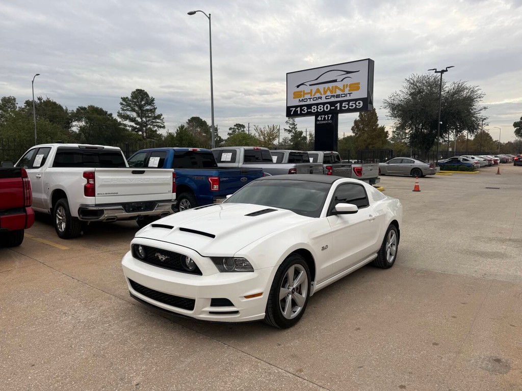Ford Mustang Vehicle Full-screen Gallery Image 03