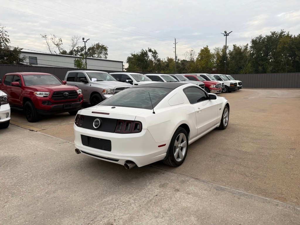 Ford Mustang Vehicle Full-screen Gallery Image 05
