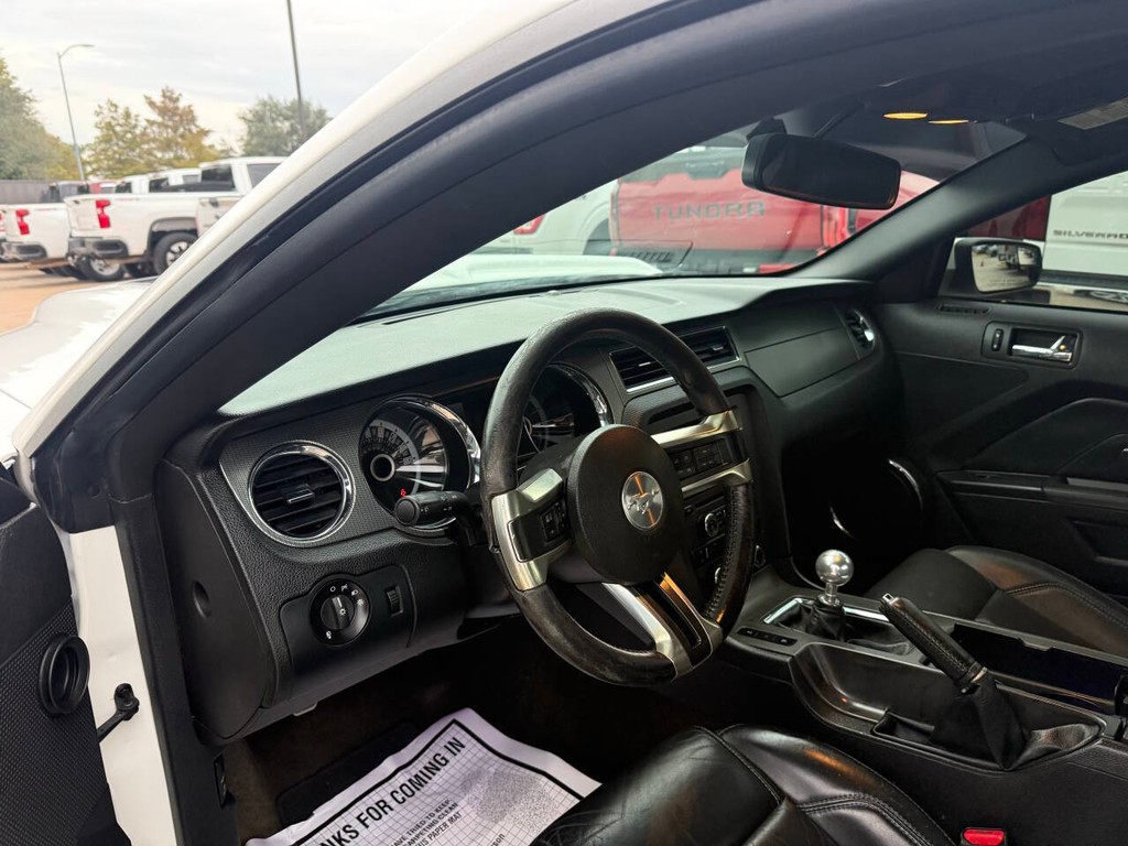 Ford Mustang Vehicle Full-screen Gallery Image 06