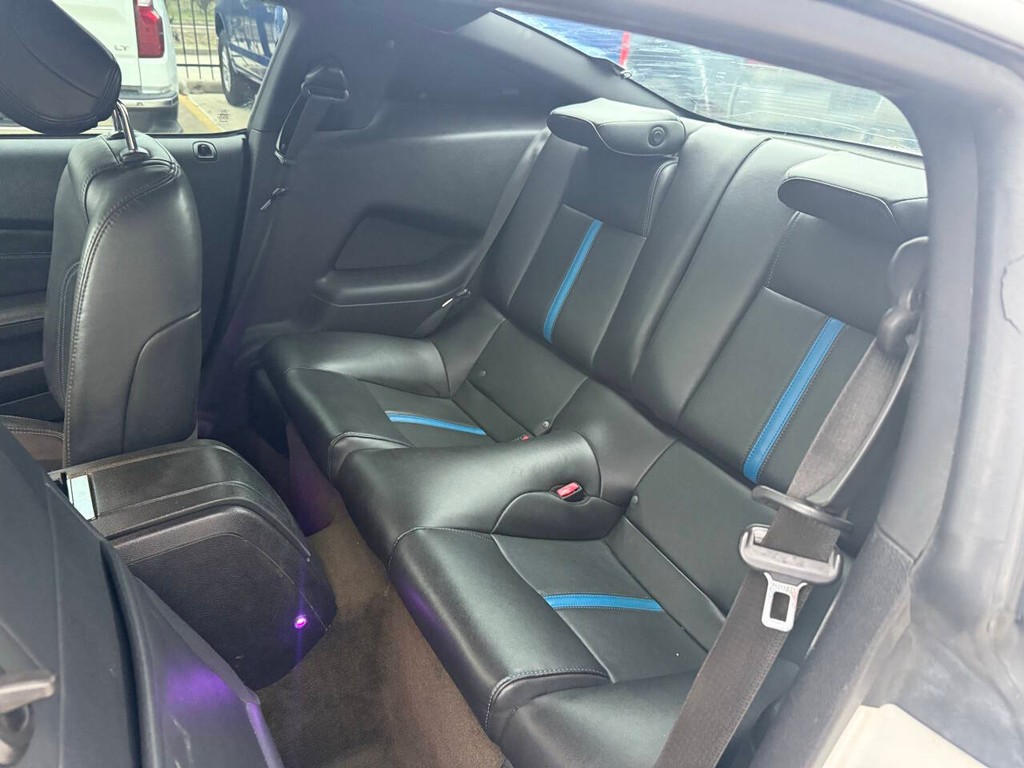 Ford Mustang Vehicle Full-screen Gallery Image 08