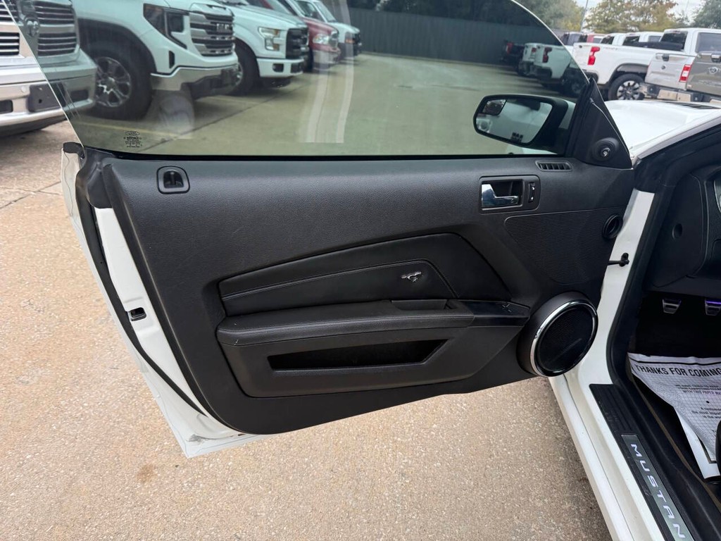 Ford Mustang Vehicle Full-screen Gallery Image 09