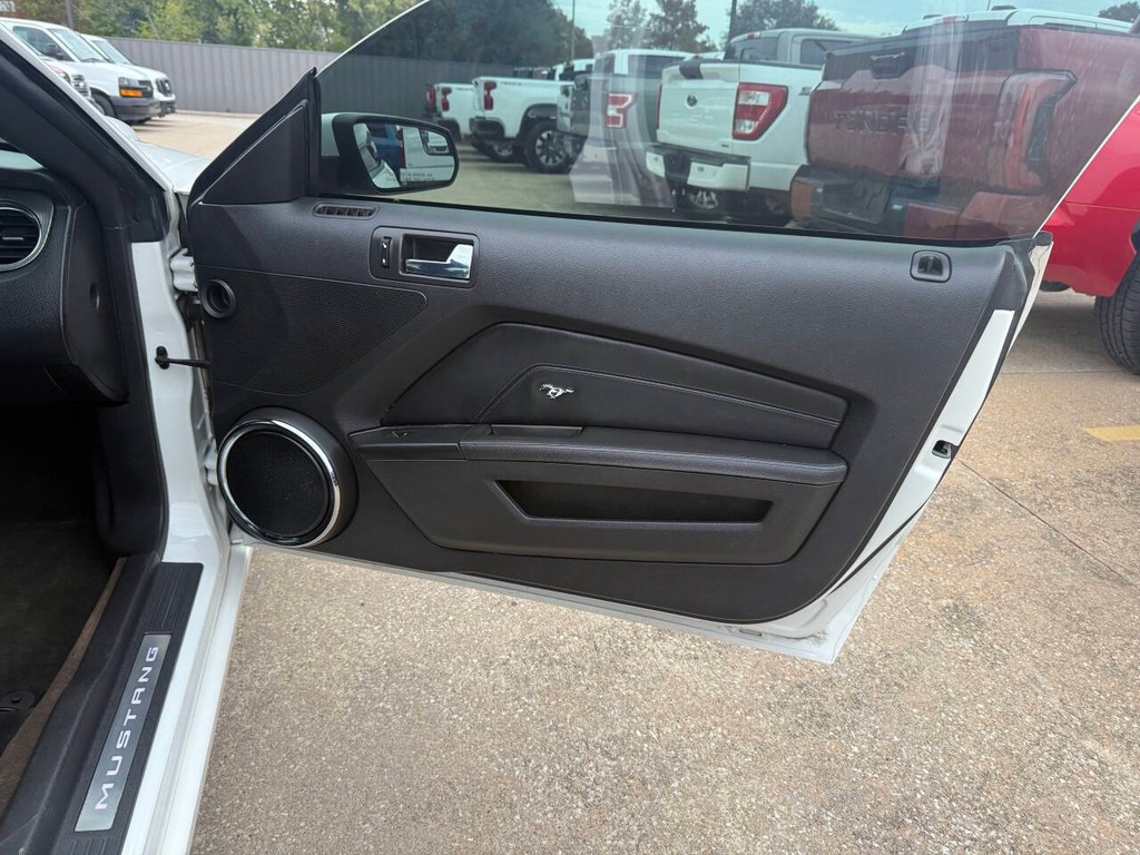 Ford Mustang Vehicle Full-screen Gallery Image 13