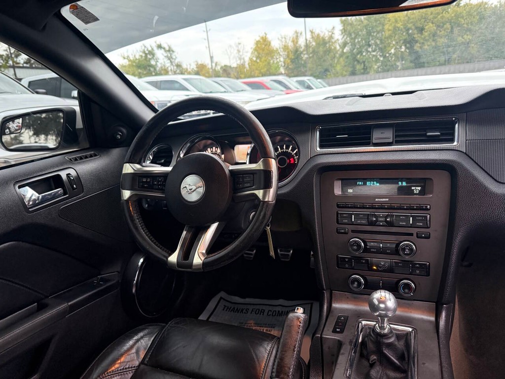 Ford Mustang Vehicle Full-screen Gallery Image 16