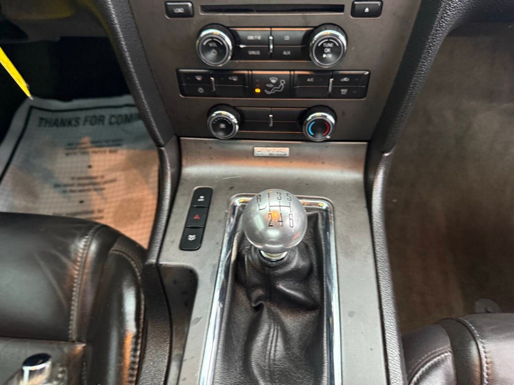 Ford Mustang Vehicle Full-screen Gallery Image 23