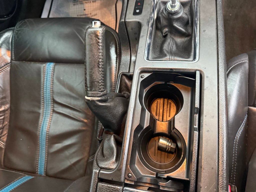 Ford Mustang Vehicle Full-screen Gallery Image 24