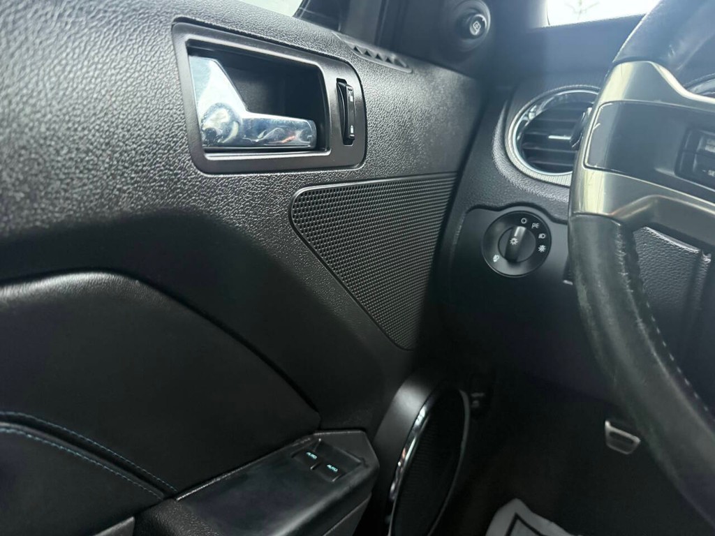 Ford Mustang Vehicle Full-screen Gallery Image 25