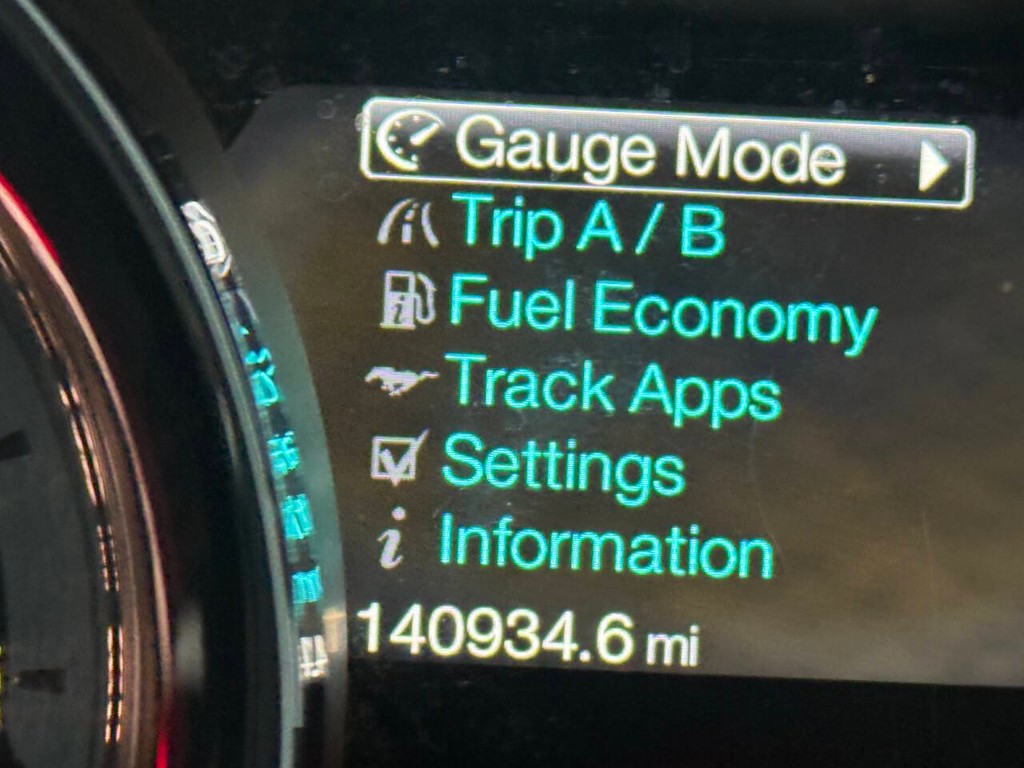 Ford Mustang Vehicle Full-screen Gallery Image 27