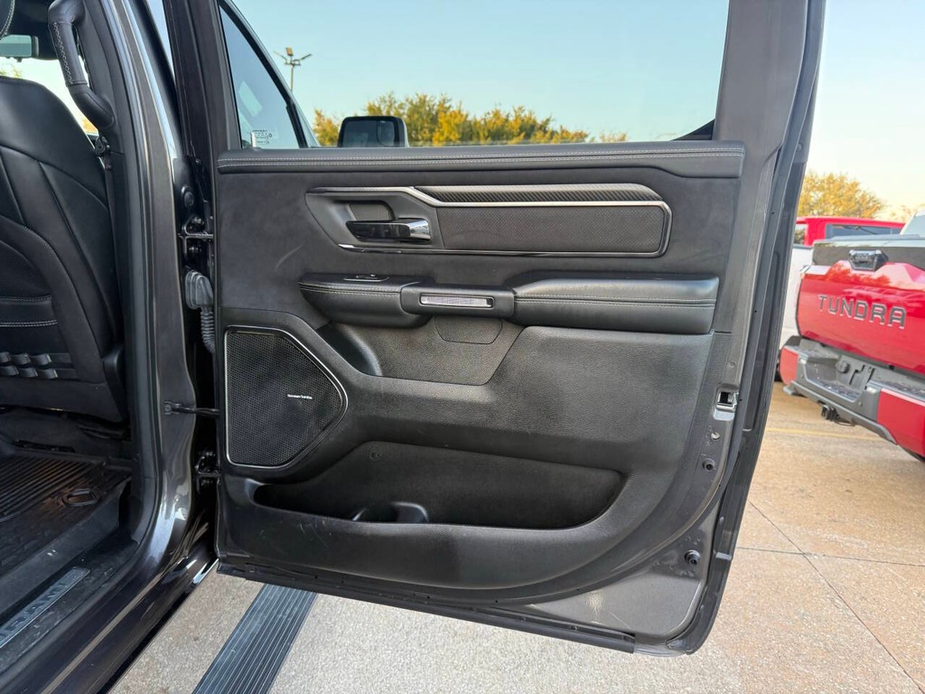 Ram 1500 Vehicle Full-screen Gallery Image 16