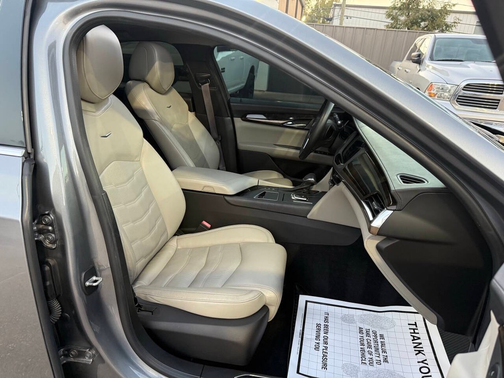 Cadillac CT6 Sedan Vehicle Full-screen Gallery Image 10