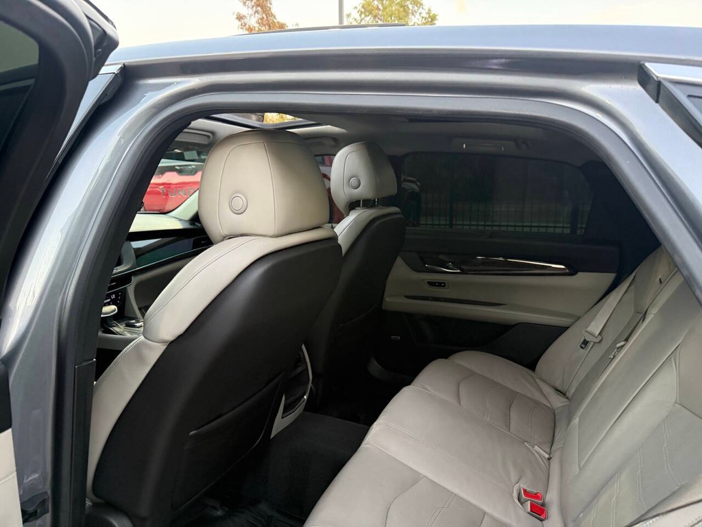 Cadillac CT6 Sedan Vehicle Full-screen Gallery Image 12