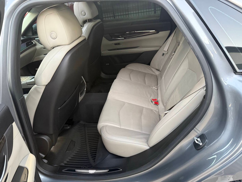 Cadillac CT6 Sedan Vehicle Full-screen Gallery Image 13