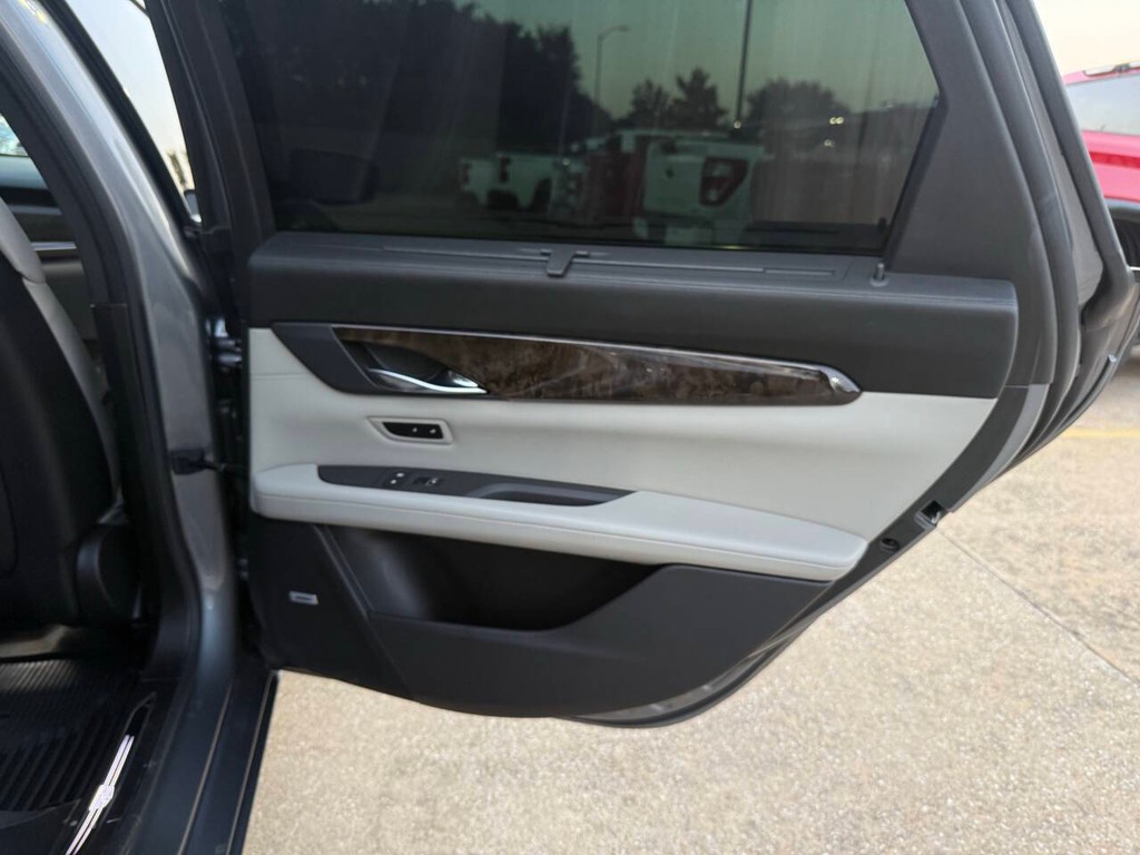 Cadillac CT6 Sedan Vehicle Full-screen Gallery Image 16