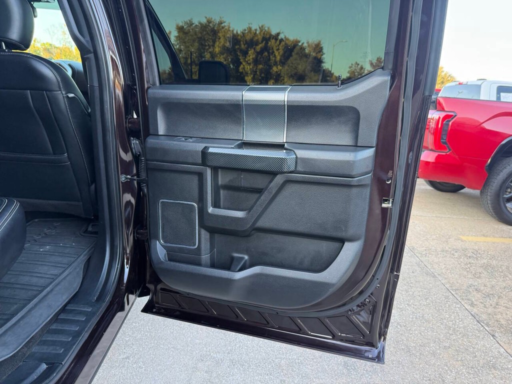 Ford F-150 Vehicle Full-screen Gallery Image 17