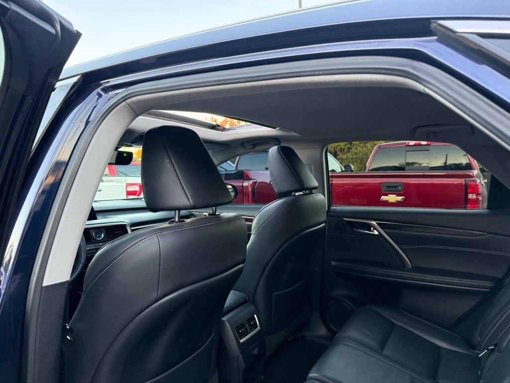 Lexus RX 350 Vehicle Full-screen Gallery Image 12