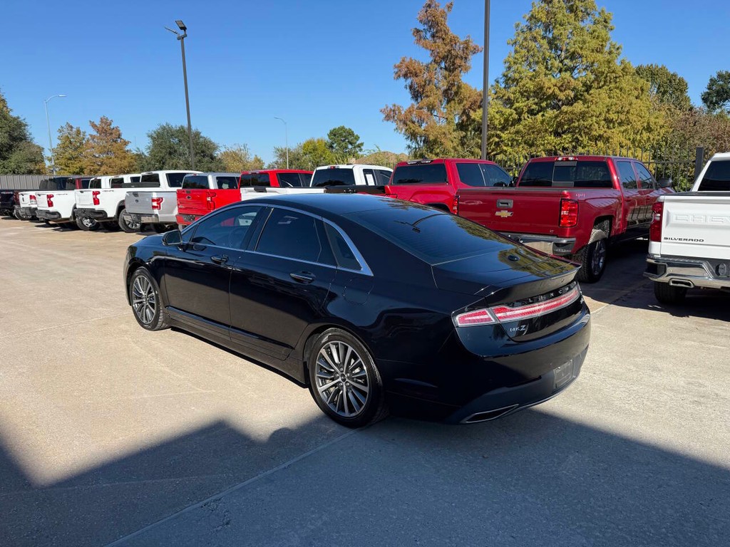 Lincoln MKZ Vehicle Full-screen Gallery Image 04