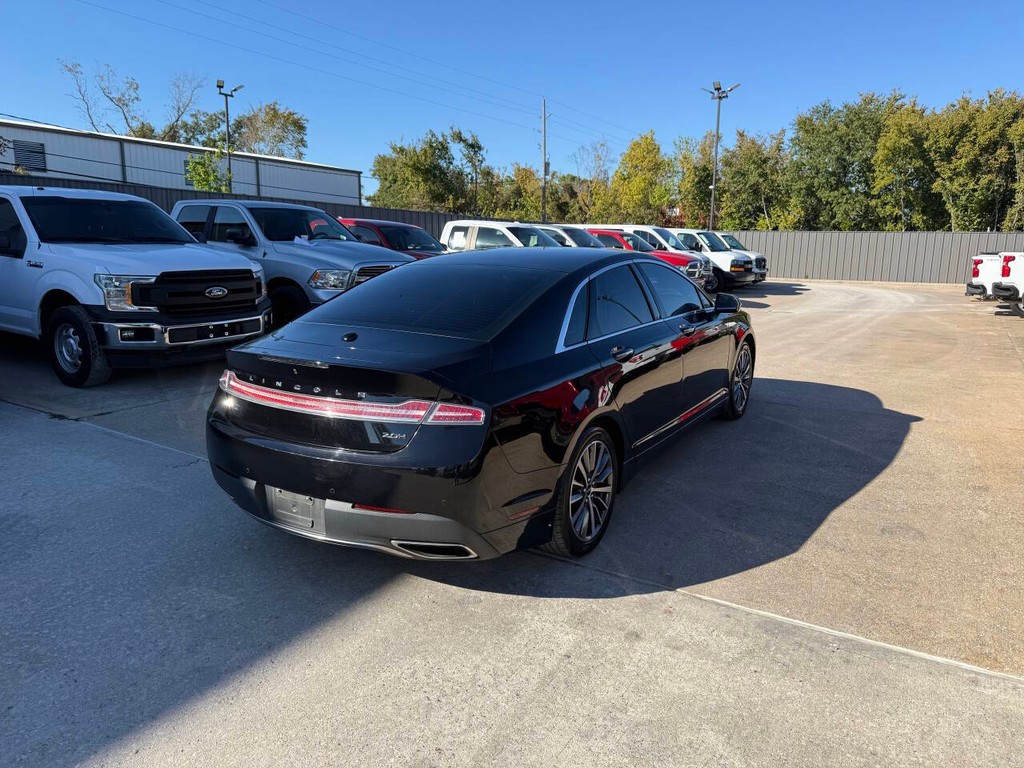 Lincoln MKZ Vehicle Full-screen Gallery Image 05