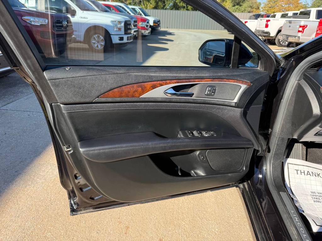 Lincoln MKZ Vehicle Full-screen Gallery Image 08