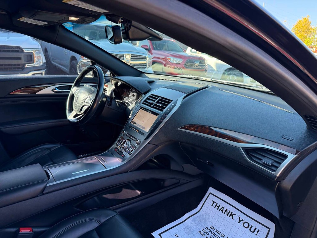 Lincoln MKZ Vehicle Full-screen Gallery Image 09