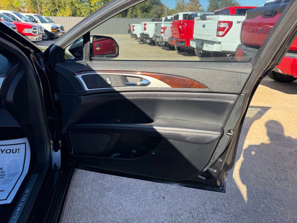 Lincoln MKZ Vehicle Full-screen Gallery Image 11