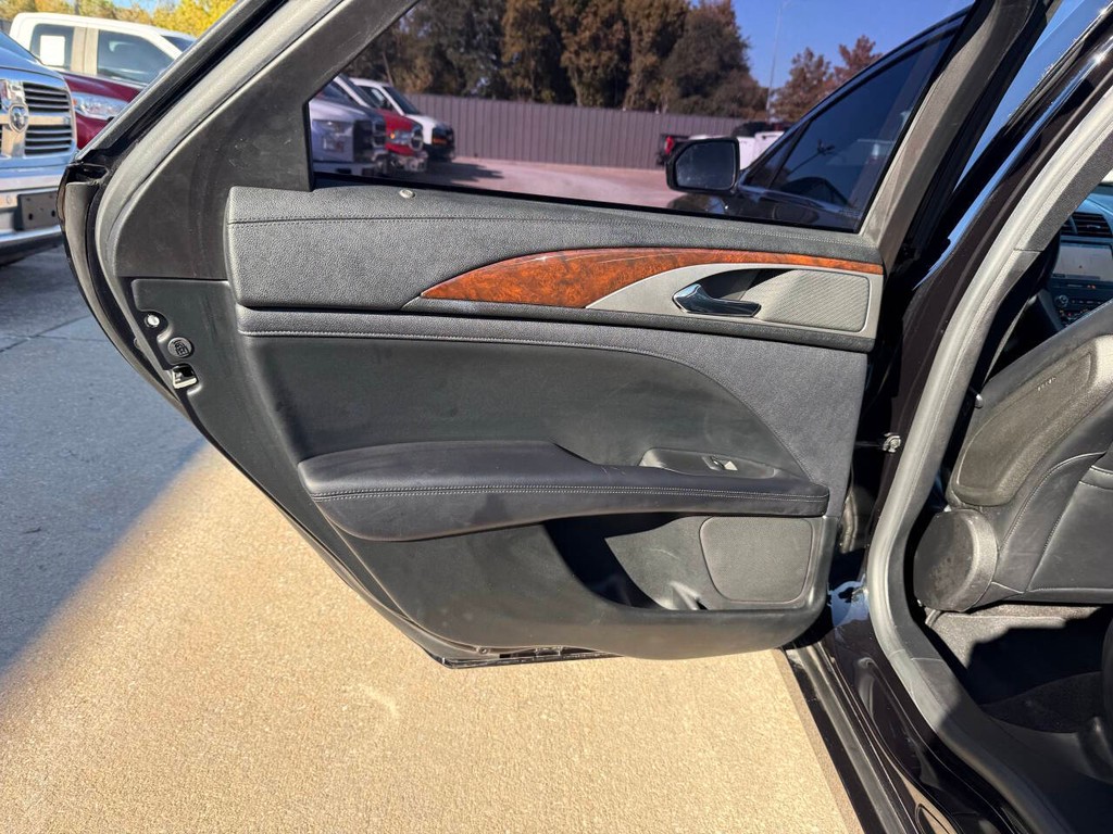 Lincoln MKZ Vehicle Full-screen Gallery Image 14