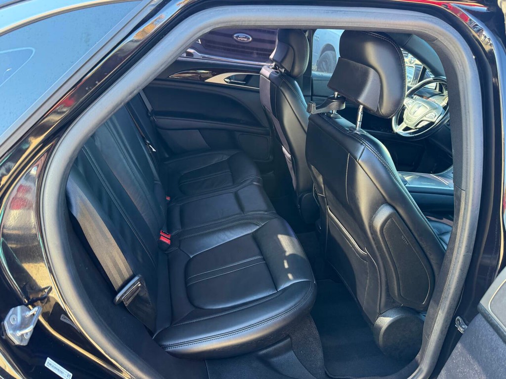 Lincoln MKZ Vehicle Full-screen Gallery Image 15