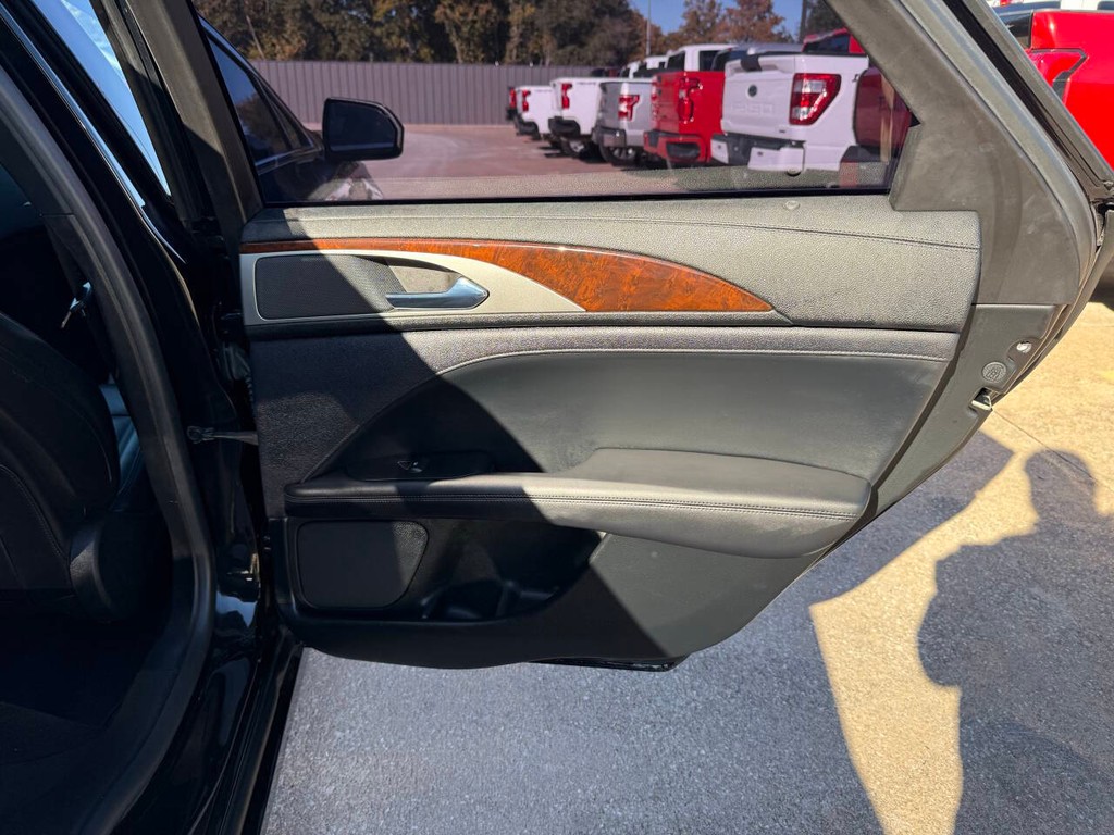 Lincoln MKZ Vehicle Full-screen Gallery Image 16