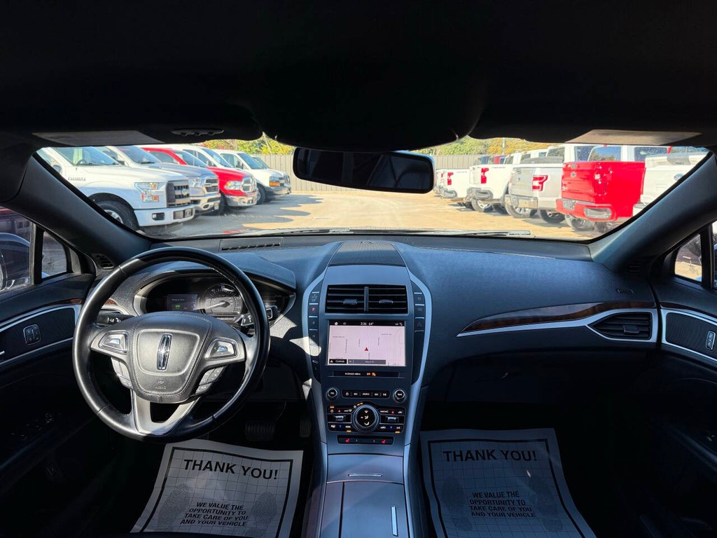 Lincoln MKZ Vehicle Full-screen Gallery Image 17