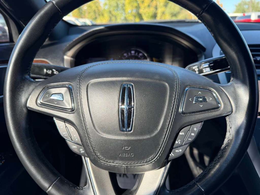 Lincoln MKZ Vehicle Full-screen Gallery Image 23