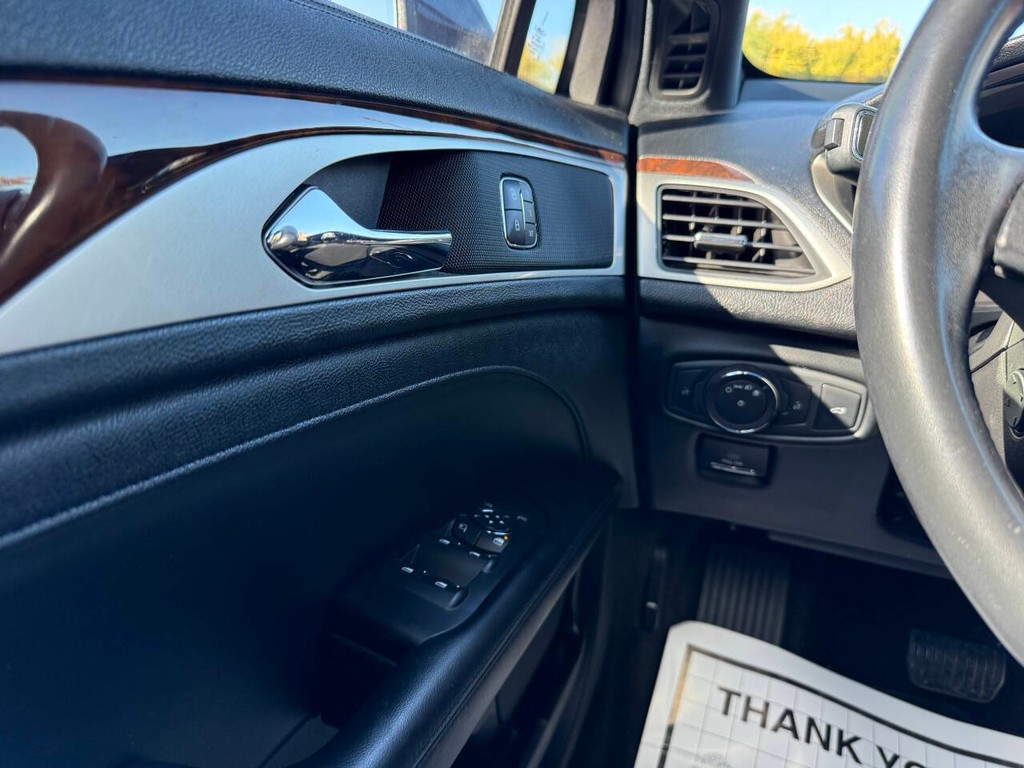 Lincoln MKZ Vehicle Full-screen Gallery Image 30