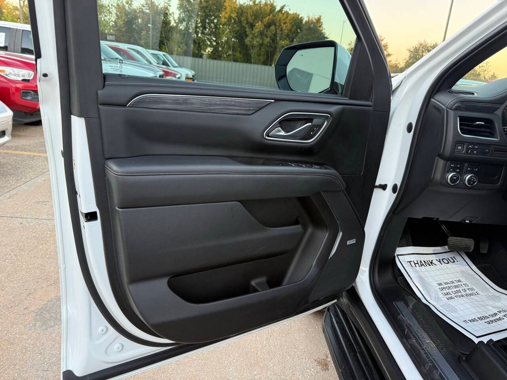 GMC Yukon Vehicle Full-screen Gallery Image 08