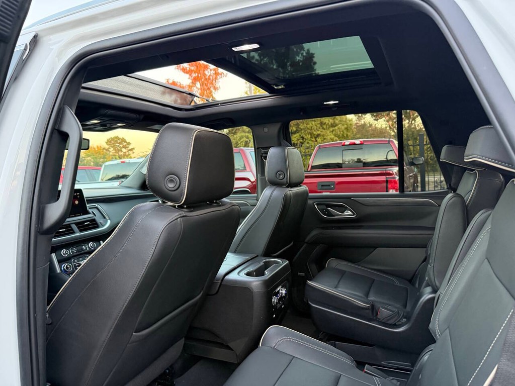 GMC Yukon Vehicle Full-screen Gallery Image 09