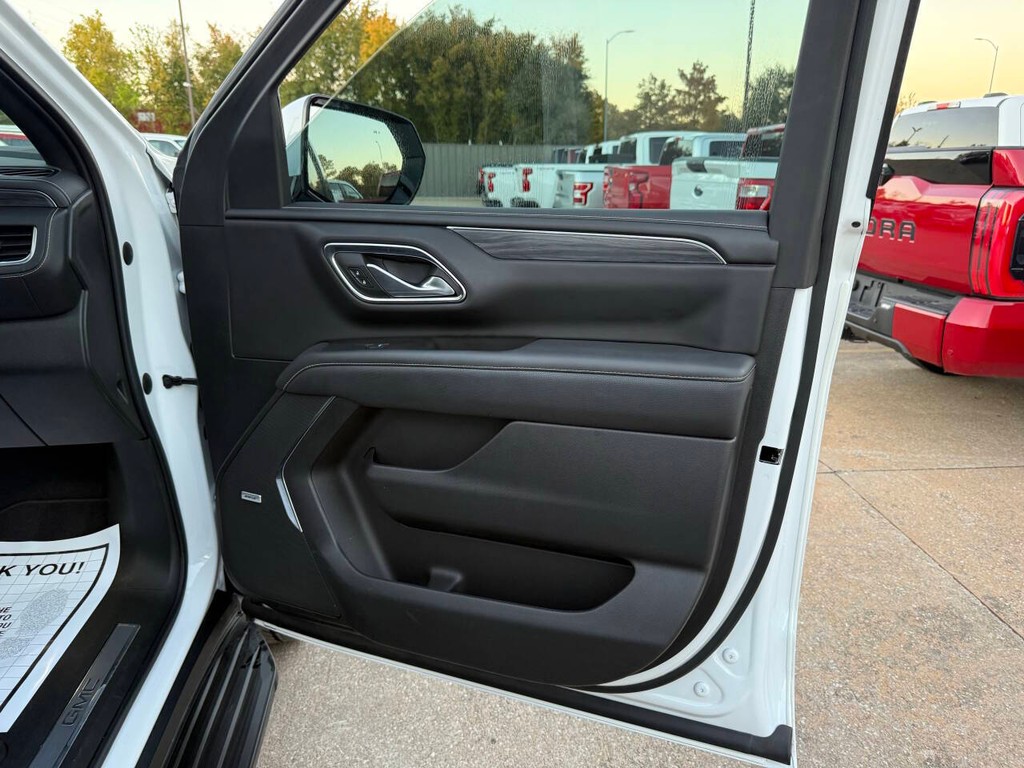 GMC Yukon Vehicle Full-screen Gallery Image 12