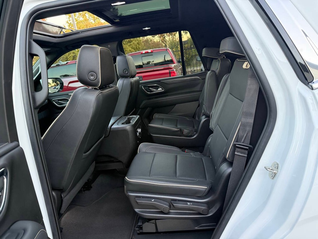 GMC Yukon Vehicle Full-screen Gallery Image 13