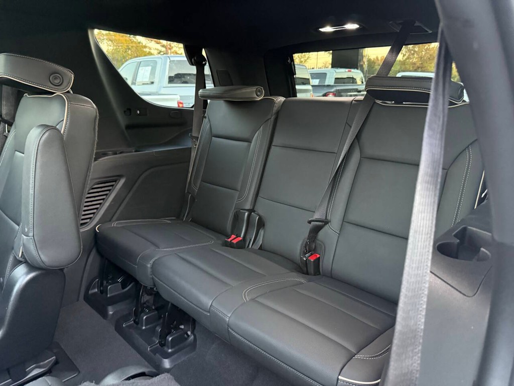 GMC Yukon Vehicle Full-screen Gallery Image 14