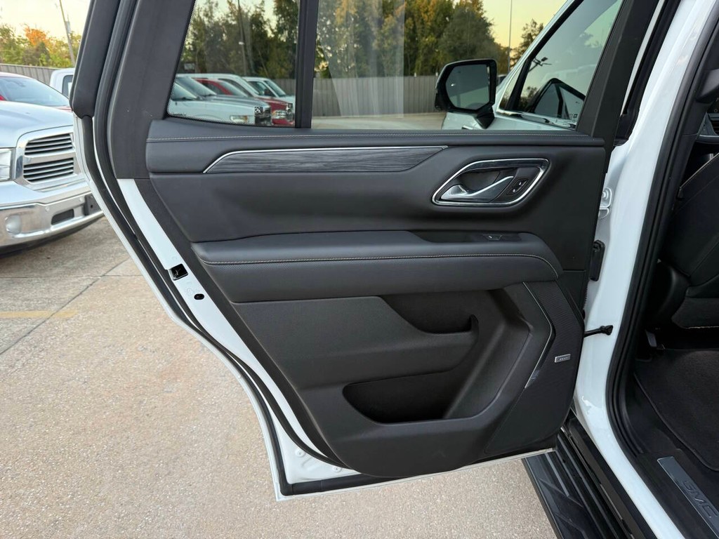 GMC Yukon Vehicle Full-screen Gallery Image 15