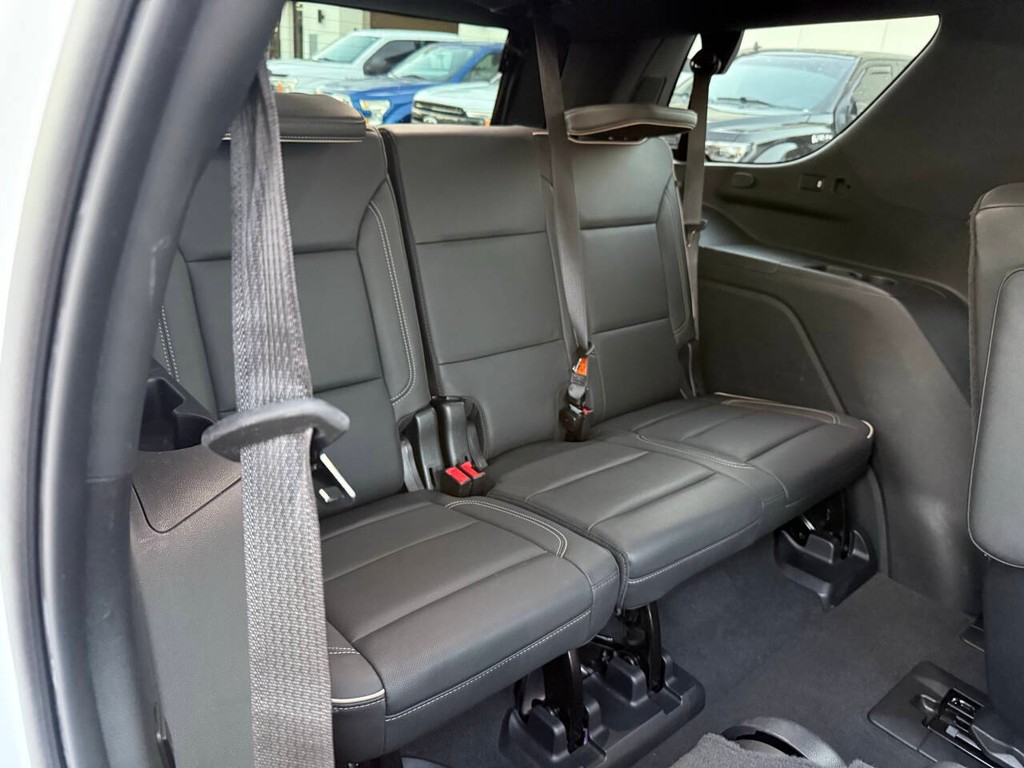 GMC Yukon Vehicle Full-screen Gallery Image 17