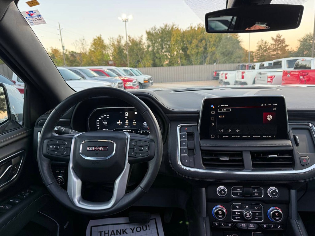 GMC Yukon Vehicle Full-screen Gallery Image 23