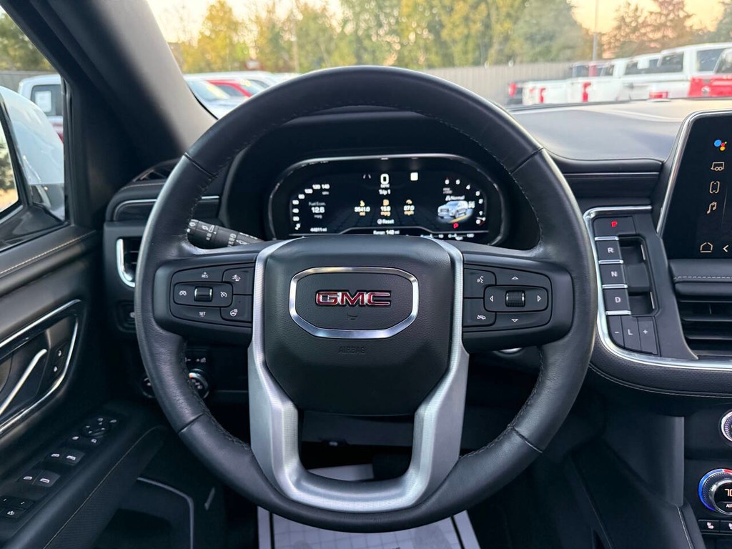 GMC Yukon Vehicle Full-screen Gallery Image 24