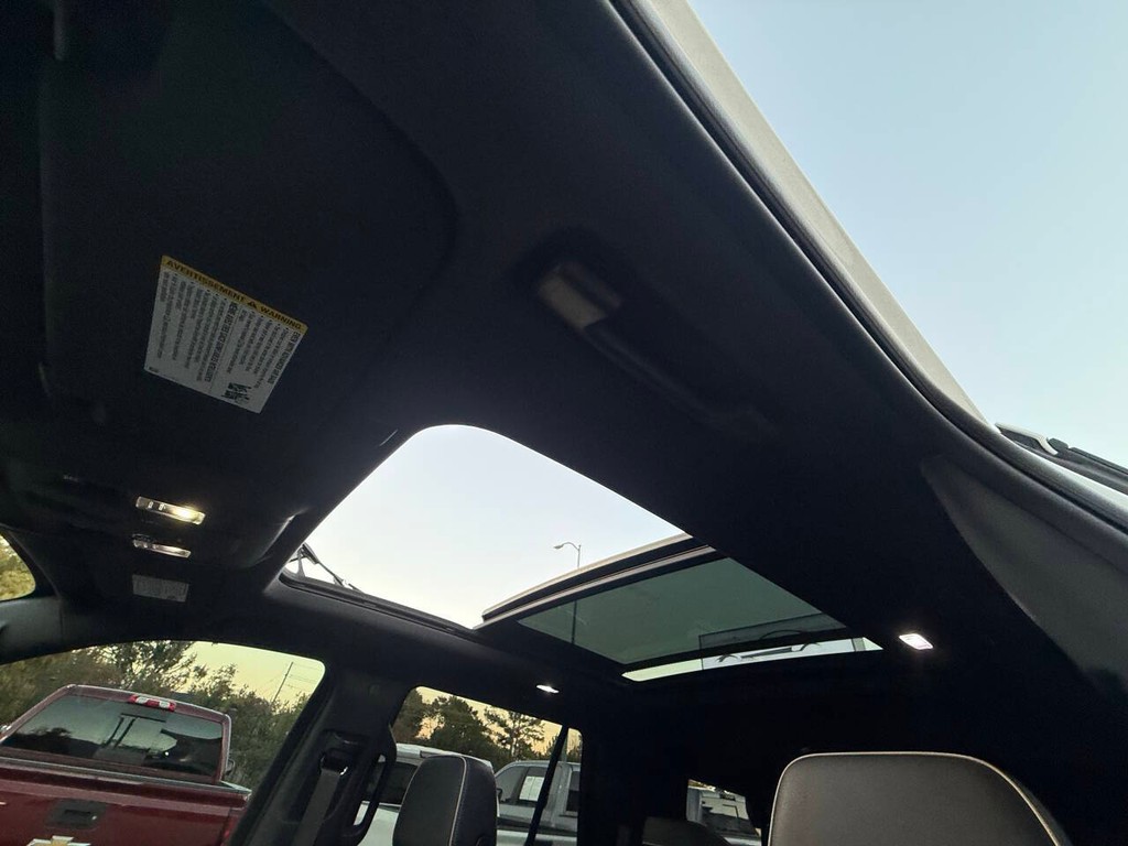 GMC Yukon Vehicle Full-screen Gallery Image 33