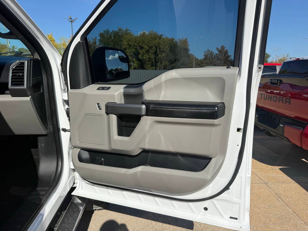 Ford F-150 Vehicle Full-screen Gallery Image 12