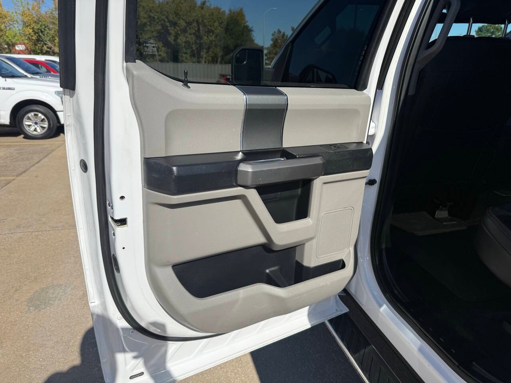 Ford F-150 Vehicle Full-screen Gallery Image 14