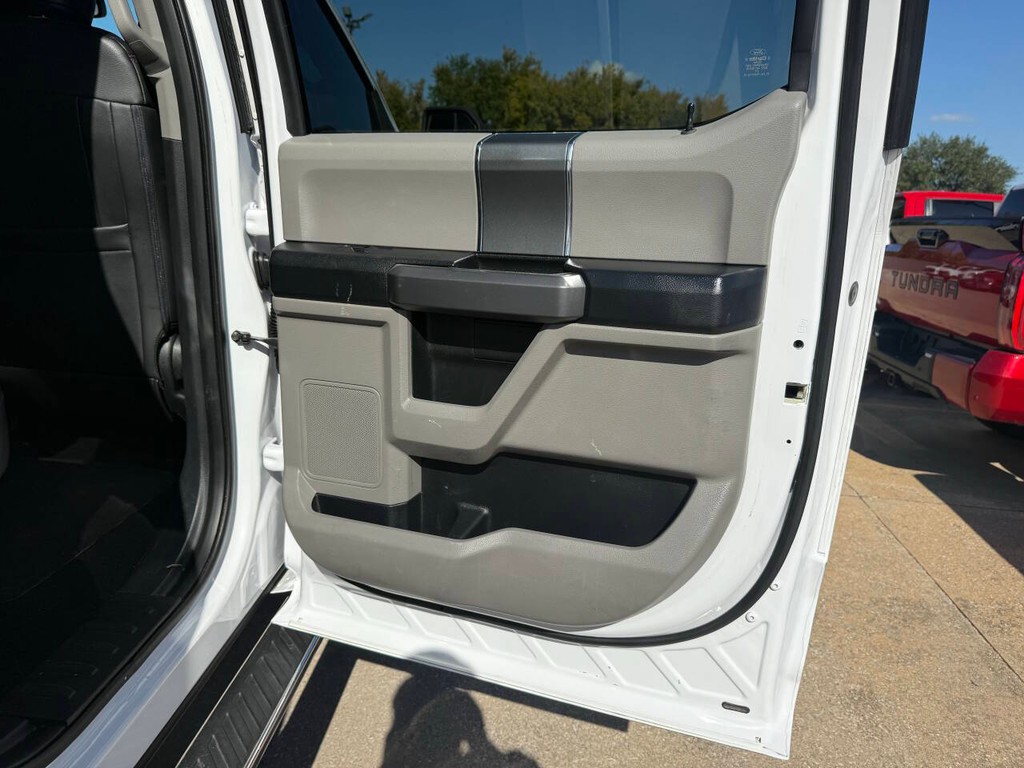 Ford F-150 Vehicle Full-screen Gallery Image 16