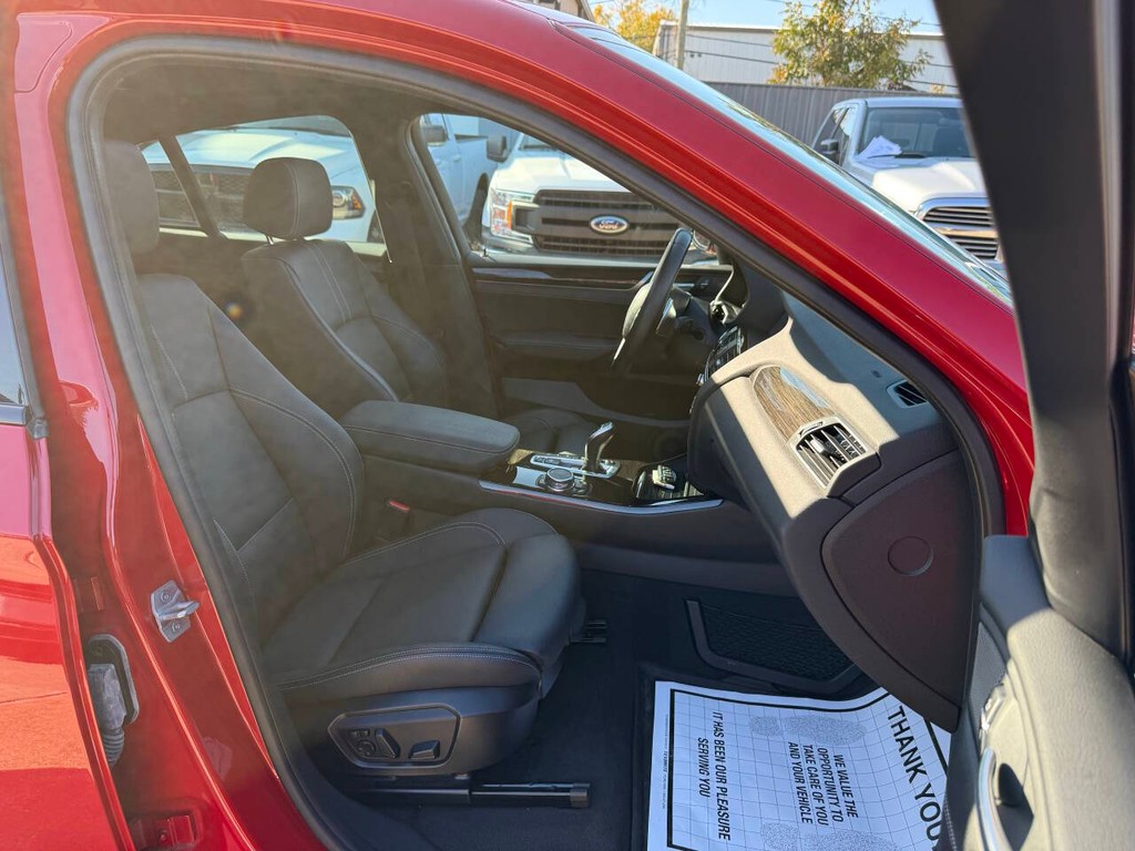 BMW X4 Vehicle Full-screen Gallery Image 10