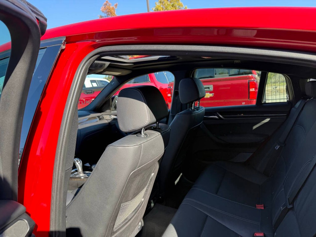 BMW X4 Vehicle Full-screen Gallery Image 12