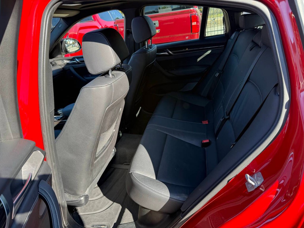 BMW X4 Vehicle Full-screen Gallery Image 13